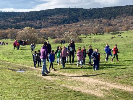 Imagen Más de 200 personas participaron el domingo en la primera jornada de senderismo escolar de la Diputación